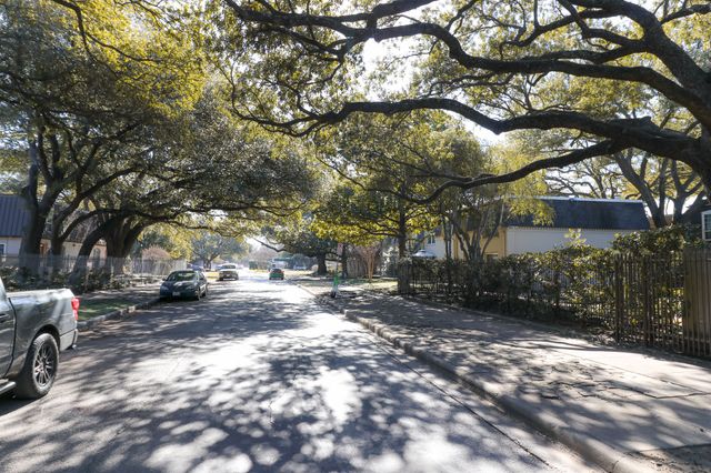 5306 Fleetwood Oaks Avenue 126, Dallas, TX 75235