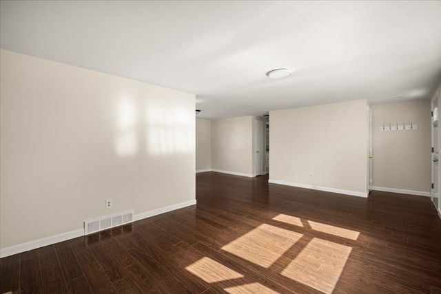 18 Pearl St, Taunton, MA 02780