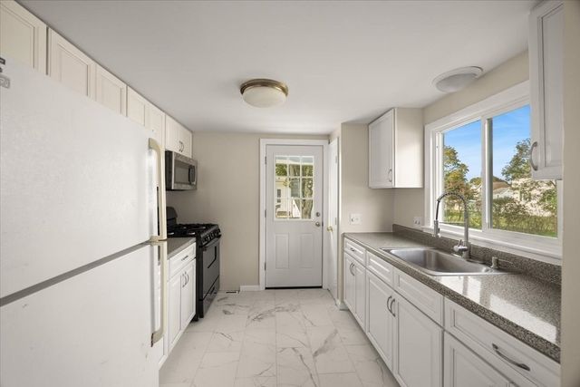 18 Pearl St, Taunton, MA 02780