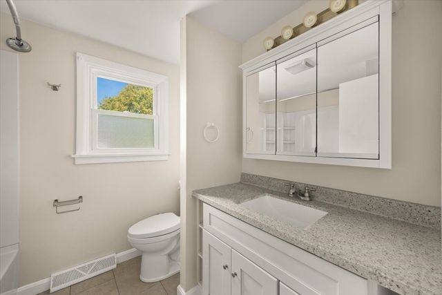 18 Pearl St, Taunton, MA 02780