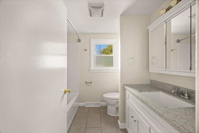 18 Pearl St, Taunton, MA 02780