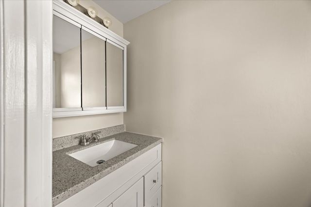 18 Pearl St, Taunton, MA 02780