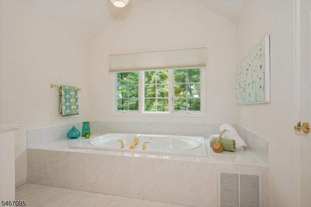 305 Huntington Ct, Wyckoff Twp., NJ 07481