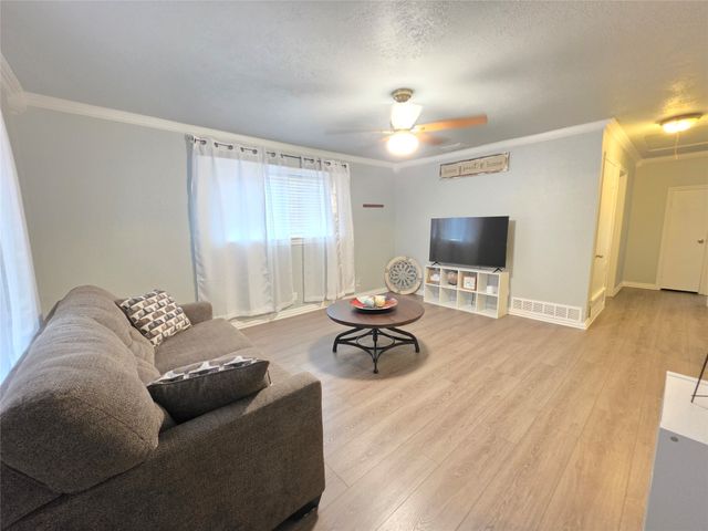 1043 Blaylock Circle S, Irving, TX 75061