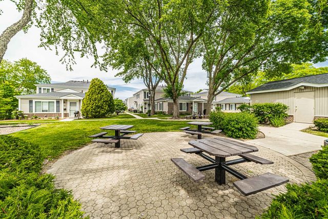 1353 Cove Drive 207B, Prospect Heights, IL 60070