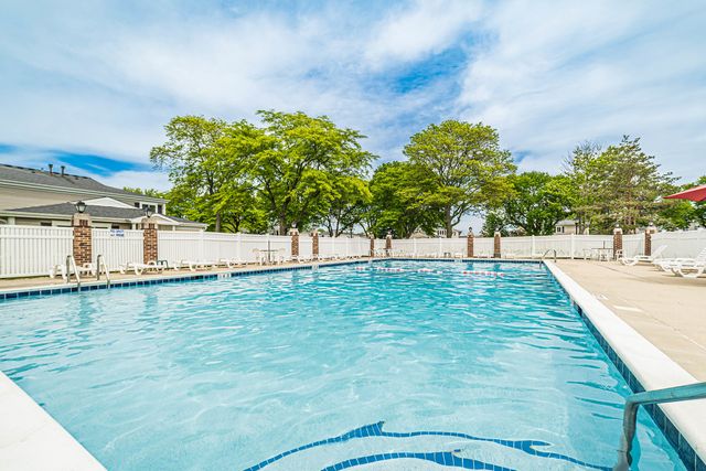 1353 Cove Drive 207B, Prospect Heights, IL 60070