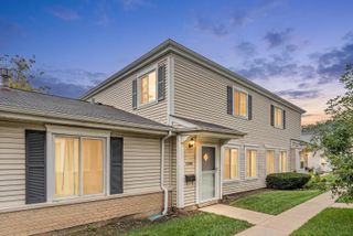 1353 Cove Drive 207B, Prospect Heights, IL 60070