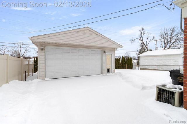 2431 Grange Road, Trenton, MI 48183