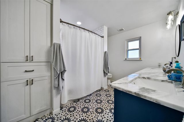 1018 Candlelight Lane, Houston, TX 77018