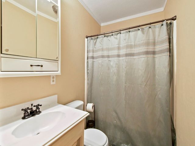 2005 Maplewood Drive, Gainesville, TX 76240