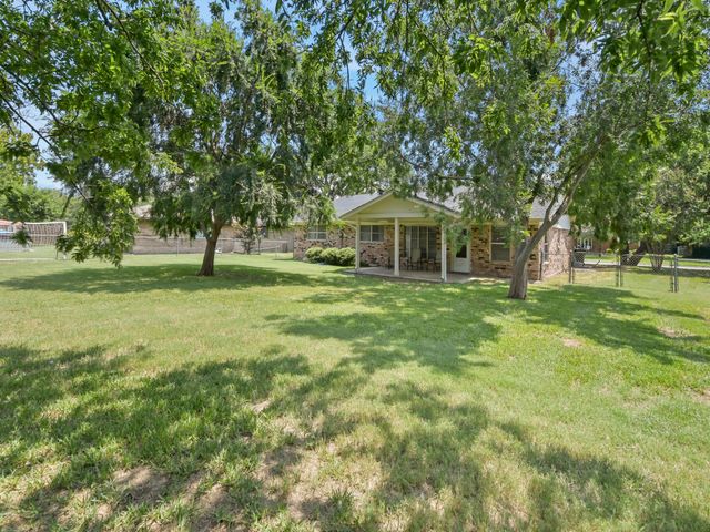 2005 Maplewood Drive, Gainesville, TX 76240