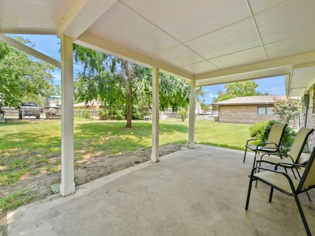 2005 Maplewood Drive, Gainesville, TX 76240