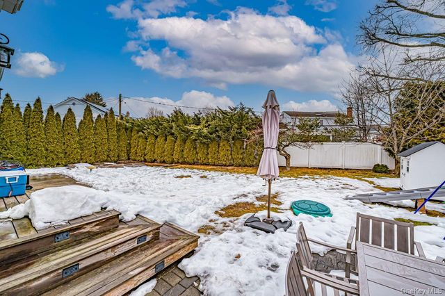 4 Hollyberry Road, Plainview, NY 11803