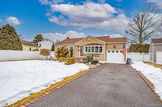 4 Hollyberry Road, Plainview, NY 11803