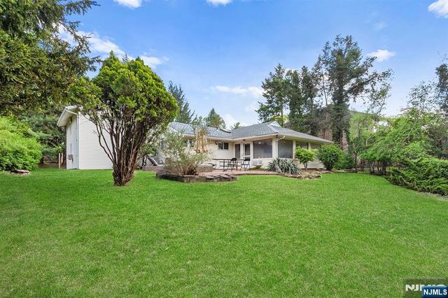 8 Halsey Lane, Closter, NJ 07624