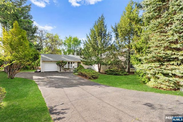 8 Halsey Lane, Closter, NJ 07624