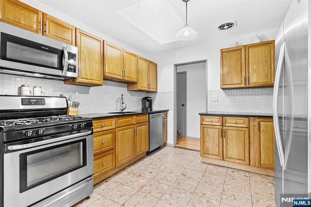 8 Halsey Lane, Closter, NJ 07624