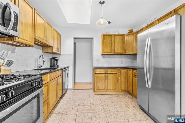 8 Halsey Lane, Closter, NJ 07624