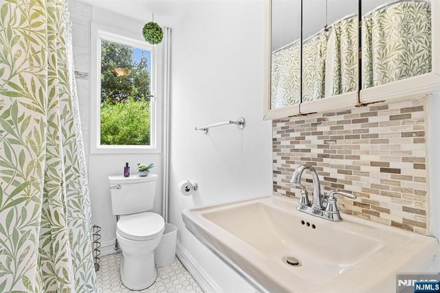 8 Halsey Lane, Closter, NJ 07624