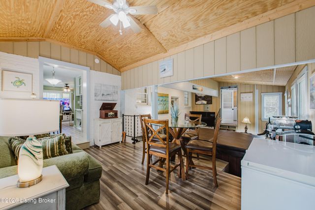 6001 Middlerose Cir, Louisville, KY 40272