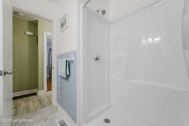 6001 Middlerose Cir, Louisville, KY 40272