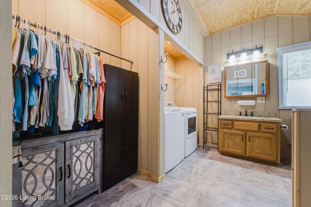 6001 Middlerose Cir, Louisville, KY 40272