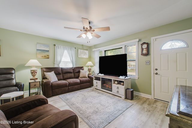 6001 Middlerose Cir, Louisville, KY 40272