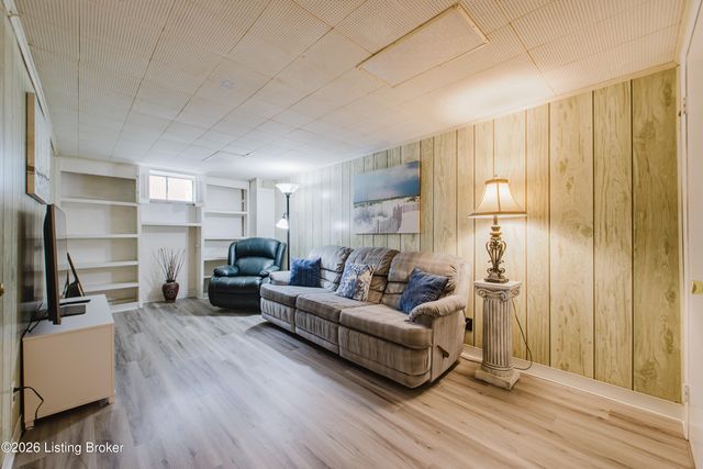 6001 Middlerose Cir, Louisville, KY 40272