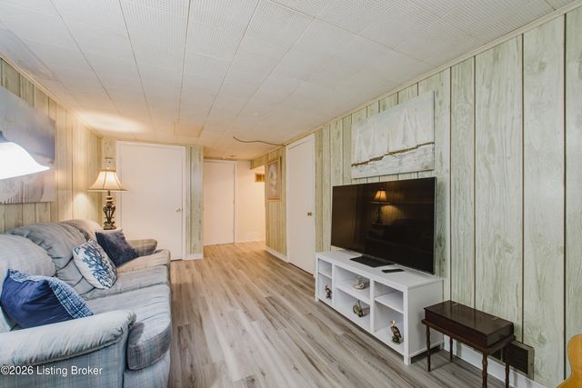 6001 Middlerose Cir, Louisville, KY 40272