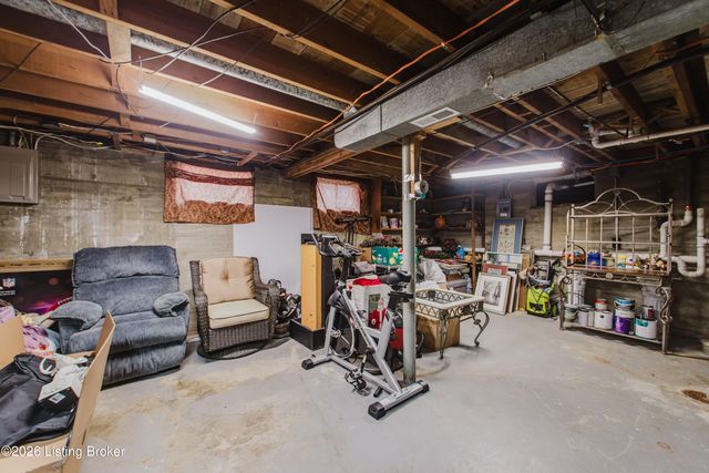 6001 Middlerose Cir, Louisville, KY 40272