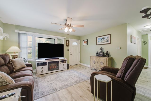 6001 Middlerose Cir, Louisville, KY 40272