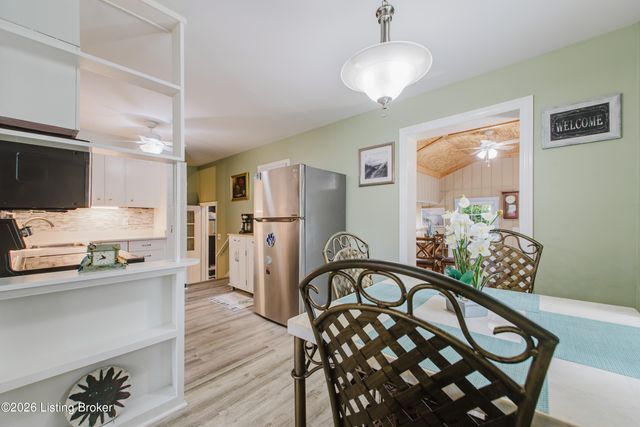 6001 Middlerose Cir, Louisville, KY 40272