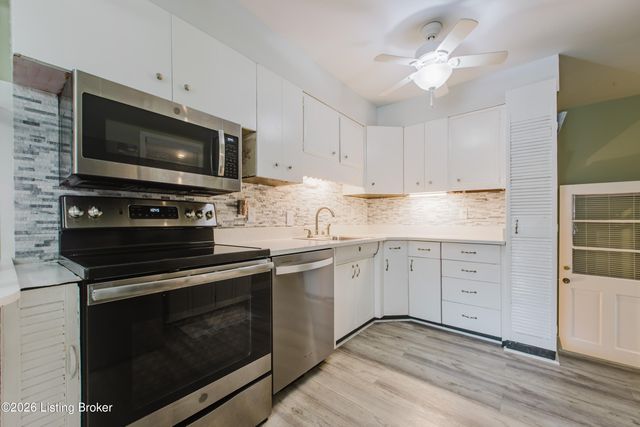 6001 Middlerose Cir, Louisville, KY 40272