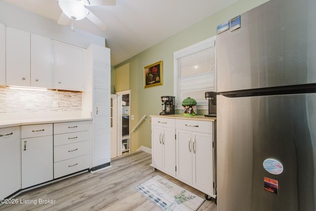 6001 Middlerose Cir, Louisville, KY 40272