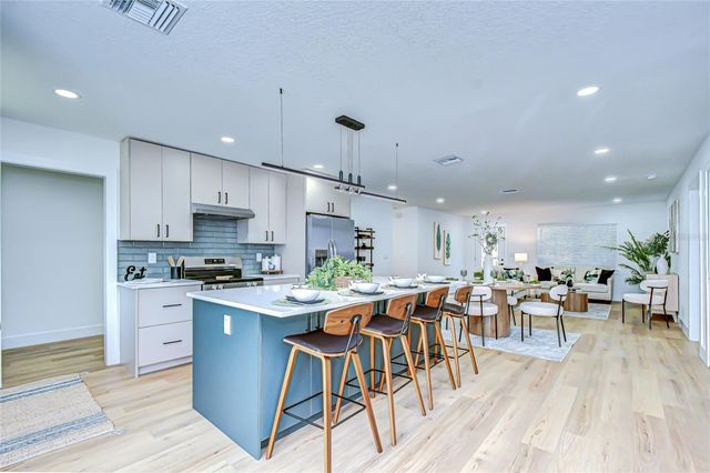 909 LAKE CHARLES CIRCLE, Lutz, FL 33548