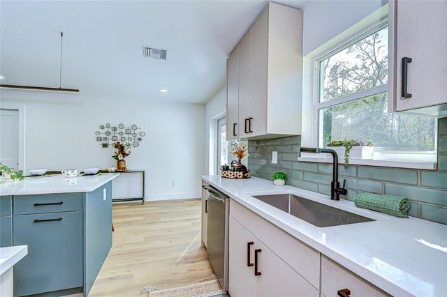 909 LAKE CHARLES CIRCLE, Lutz, FL 33548