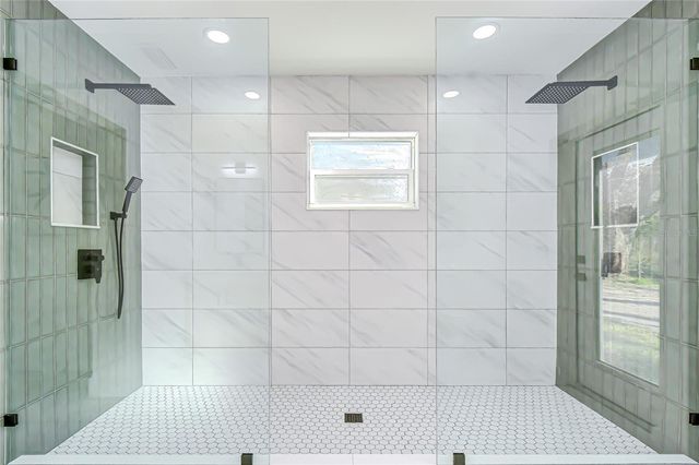 909 LAKE CHARLES CIRCLE, Lutz, FL 33548