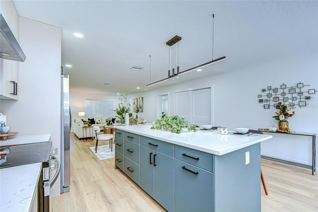 909 LAKE CHARLES CIRCLE, Lutz, FL 33548