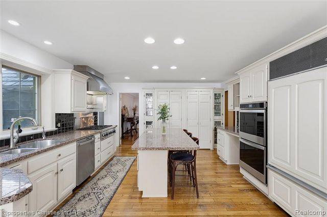 32870 Bingham Lane, Bingham Farms, MI 48025