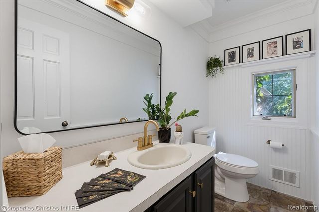 32870 Bingham Lane, Bingham Farms, MI 48025