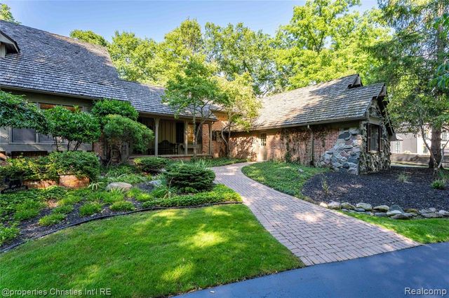 32870 Bingham Lane, Bingham Farms, MI 48025