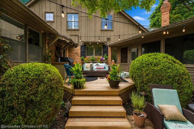 32870 Bingham Lane, Bingham Farms, MI 48025