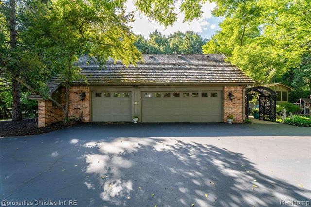 32870 Bingham Lane, Bingham Farms, MI 48025