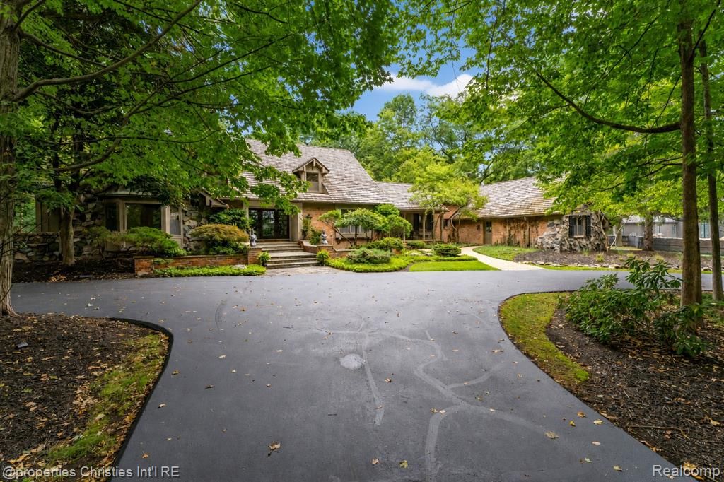 32870 Bingham Lane, Bingham Farms, MI 48025
