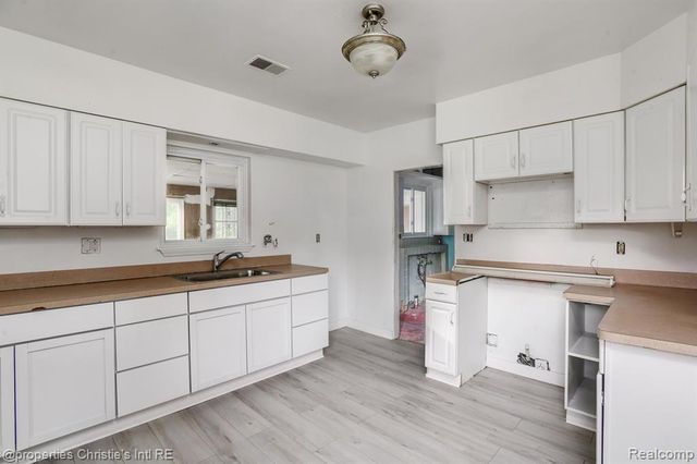 19156 Old Homestead Drive, Harper Woods, MI 48225