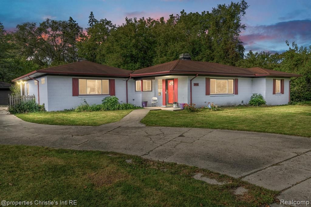 19156 Old Homestead Drive, Harper Woods, MI 48225