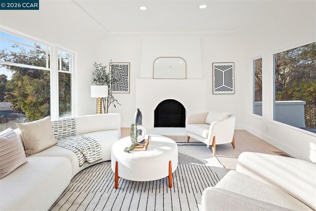 6055 Majestic Ave, Oakland, CA 94605