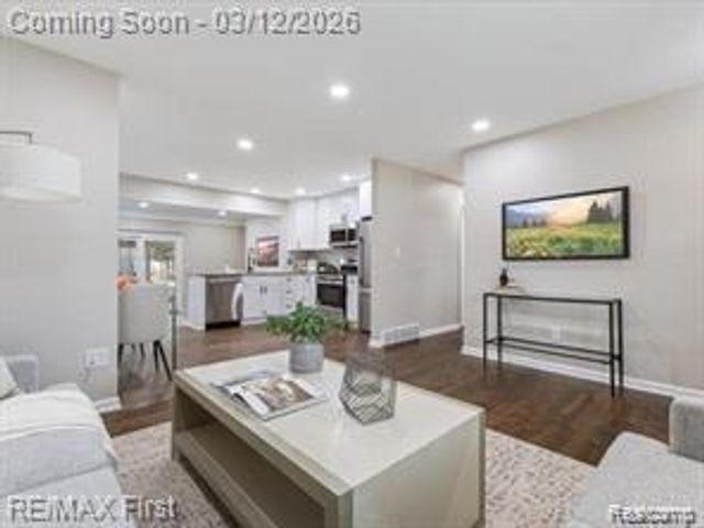 22600 Edgewater Street, St. Clair Shores, MI 48082