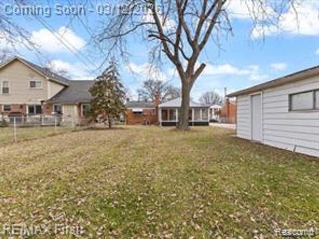 22600 Edgewater Street, St. Clair Shores, MI 48082