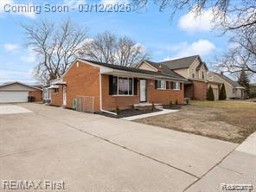 22600 Edgewater Street, St. Clair Shores, MI 48082